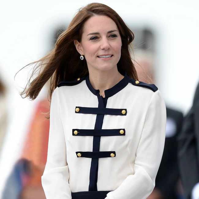 Kate Middleton: Ο απίθανος λόγος που κρατά πάντα clutch τσαντάκι