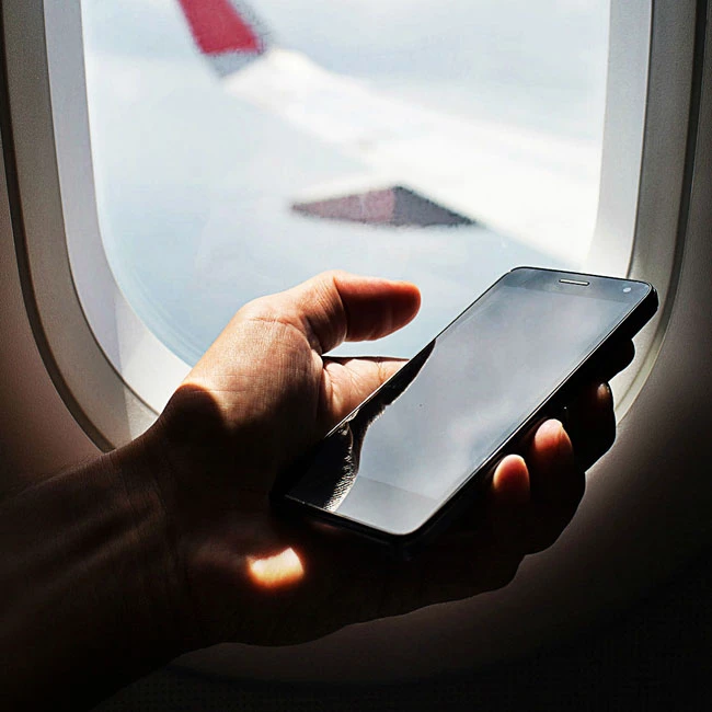 Τι πραγματικά θα συμβεί αν δεν κλείσεις το κινητό σου σε μια πτήση