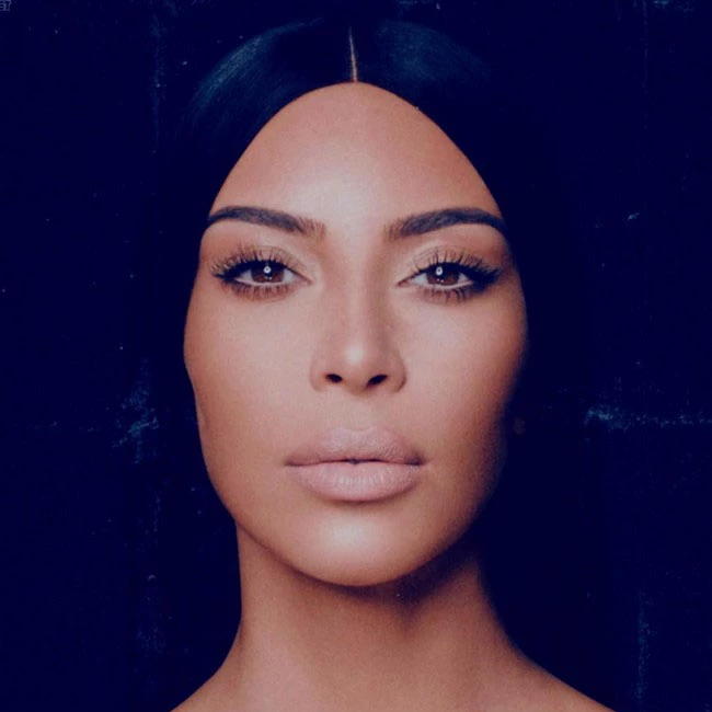 Kim Kardashian: Τι απαντάει ο πλαστικός χειρουργός της για τα οπίσθια της;