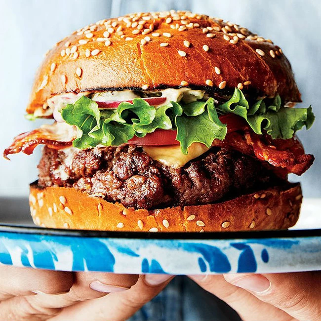 Οι κορυφαίοι σεφ του πλανήτη σου δίνουν συμβουλές για το τέλειο burger