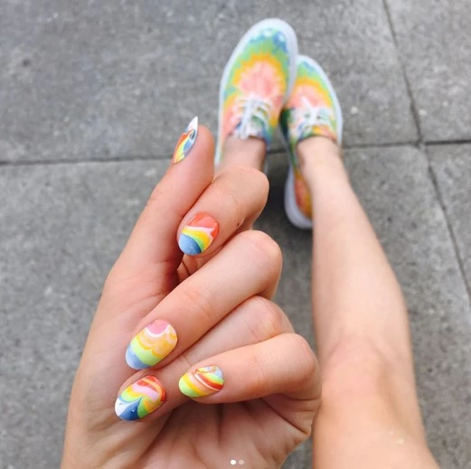 Νύχια σαν ουράνιο τόξο: Πέτυχε το nail trend μόνη σου!