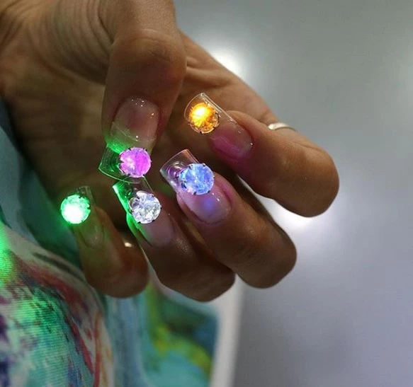 LED Disco Nails: Αυτό είναι σίγουρα το πιο funky manicure