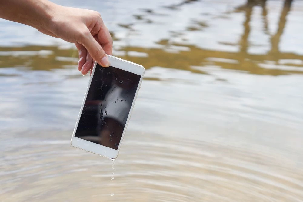 Βρήκαμε το κόλπο που θα σώσει το κινητό σου αν πέσει στο νερό