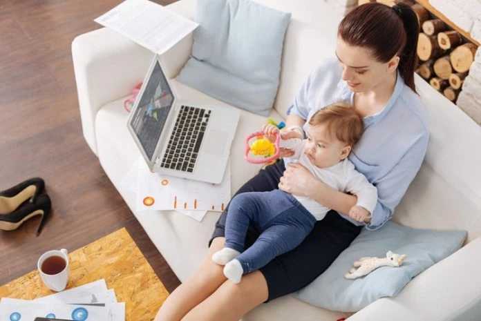Επιστροφή στη δουλειά μετά το μωρό – πώς είναι να αφήνεις τη μισή σου καρδιά στο σπίτι