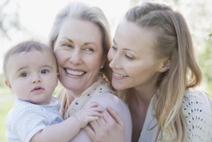 Οι πιο ακατάλληλοι κριτές για το αν είμαστε καλές μητέρες είναι οι μάνες μας