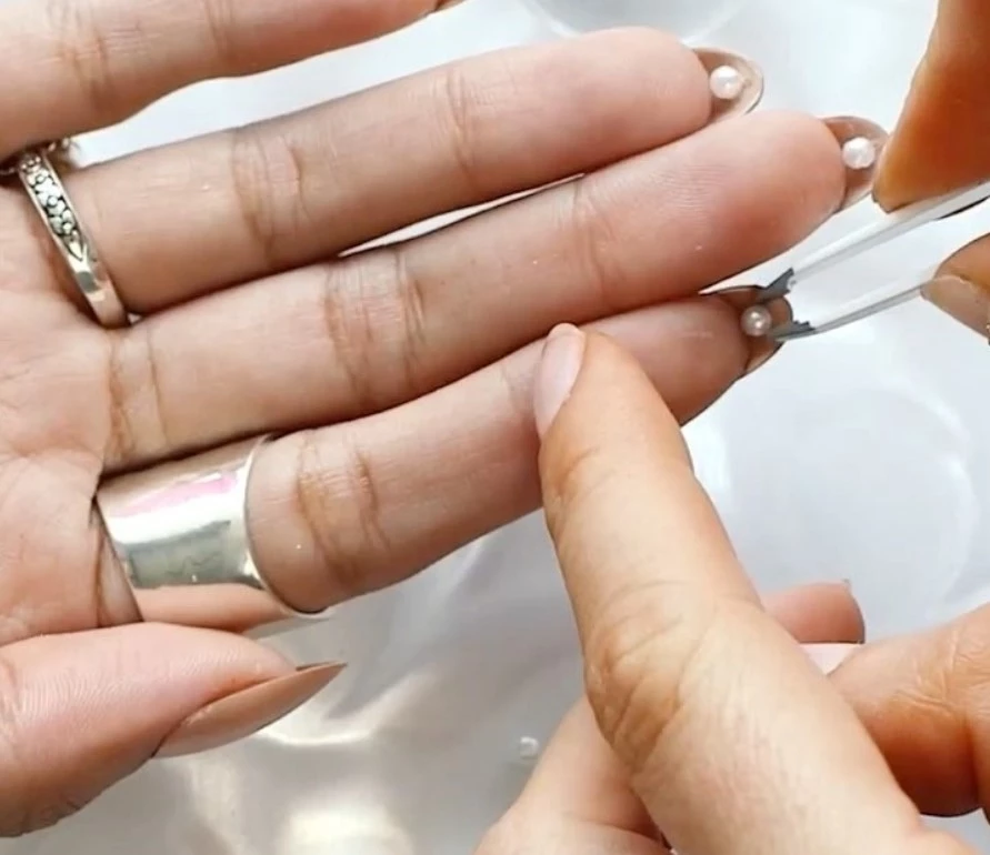 Το πιο κομψό manicure θέλει τις πέρλες να κρύβονται κάτω από τα νύχια σου..