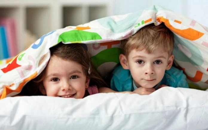 6 λόγοι που είναι όμορφο να κοιμούνται μαζί τα αδέρφια (μέχρι την προεφηβεία)