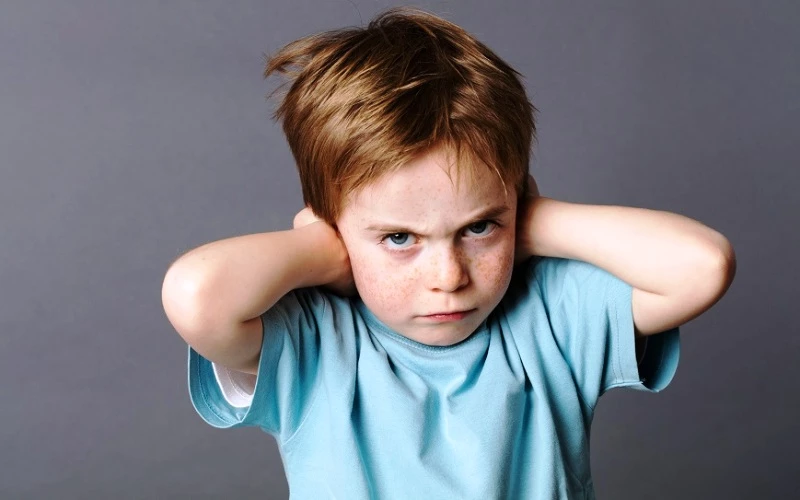 4 λόγοι που μπορεί να κρύβονται πίσω από την αρνητική συμπεριφορά ενός παιδιού