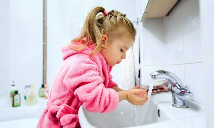 5 tips για να γλιτώσεις από τη … μάχη της οδοντόβουρτσας με τα παιδιά σου