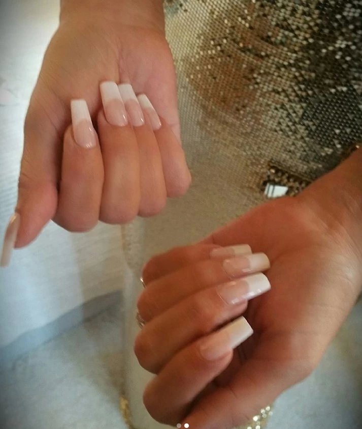 Τι γίνεται; Το γαλλικό μανικιούρ είναι ξανά στη μόδα;