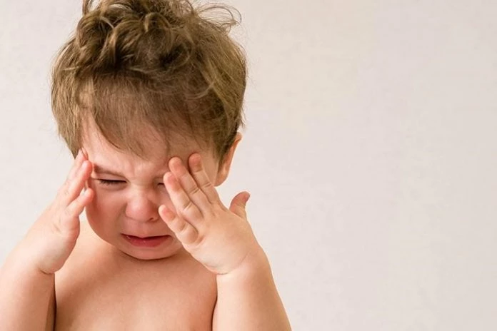 Τα 6 πράγματα που νιώθει το παιδί σας όταν του φωνάζετε