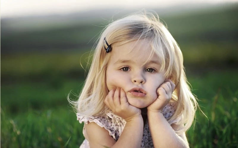 “Μικρούλα και ομορφούλα”: Πώς στέλνουμε λάθος μήνυμα εστιάζοντας στην εμφάνιση των κοριτσιών