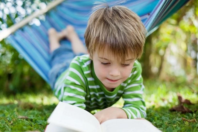 5 βιβλία που διάβασε το παιδί μου χωρίς να του πω «άνοιξε και κανένα βιβλίο!»