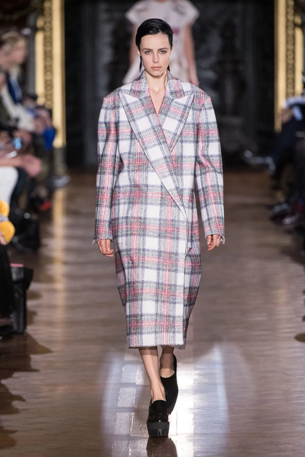 Αν θέλεις ένα statement παλτό προτίμησε το καρό, στην oversized εκδοχή του. Συνδύασέ το με basic κομμάτια από την γκαρνταρόμπα σου σε απλές γραμμές (Stella McCartney)