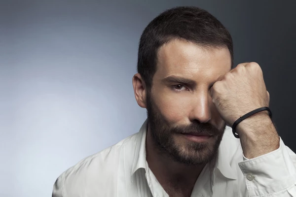 Η Ελένη Μενεγάκη φοράει το βραχιολάκι της Estée Lauder