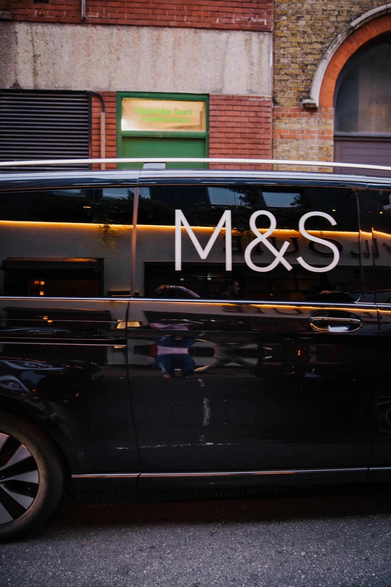 3 Ελληνίδες content creators ανακάλυψαν τη νέα M&S συλλογή στο Λονδίνο | Τα looks που μας εμπνέουν
