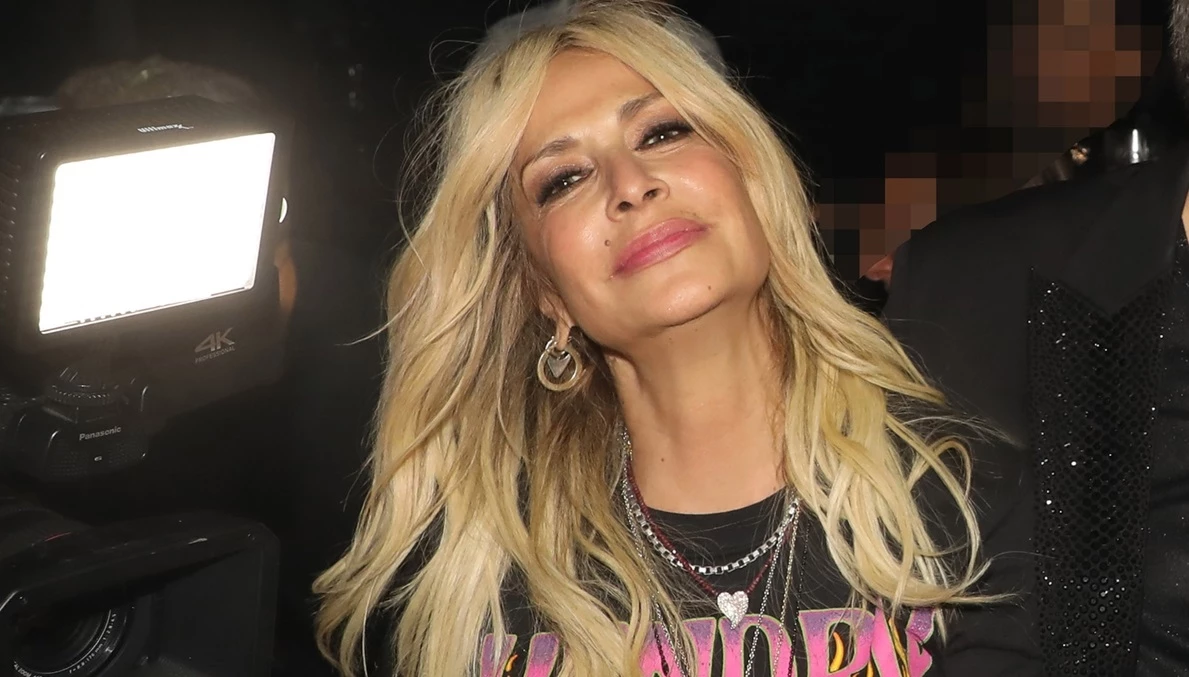 Η Άννα Βίσση με το lip oil που έχουμε όλες στη τσάντα μας