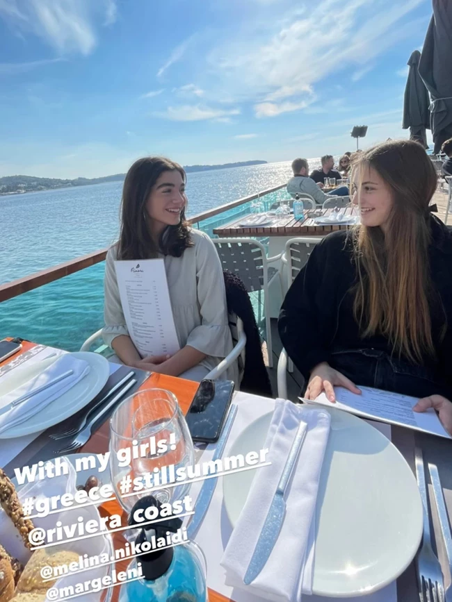 Μελίνα Νικολαΐδη | Με ανανεωμένα καρέ μαλλιά σε έξοδο με τη Δέσποινα Βανδή και τη φίλη της