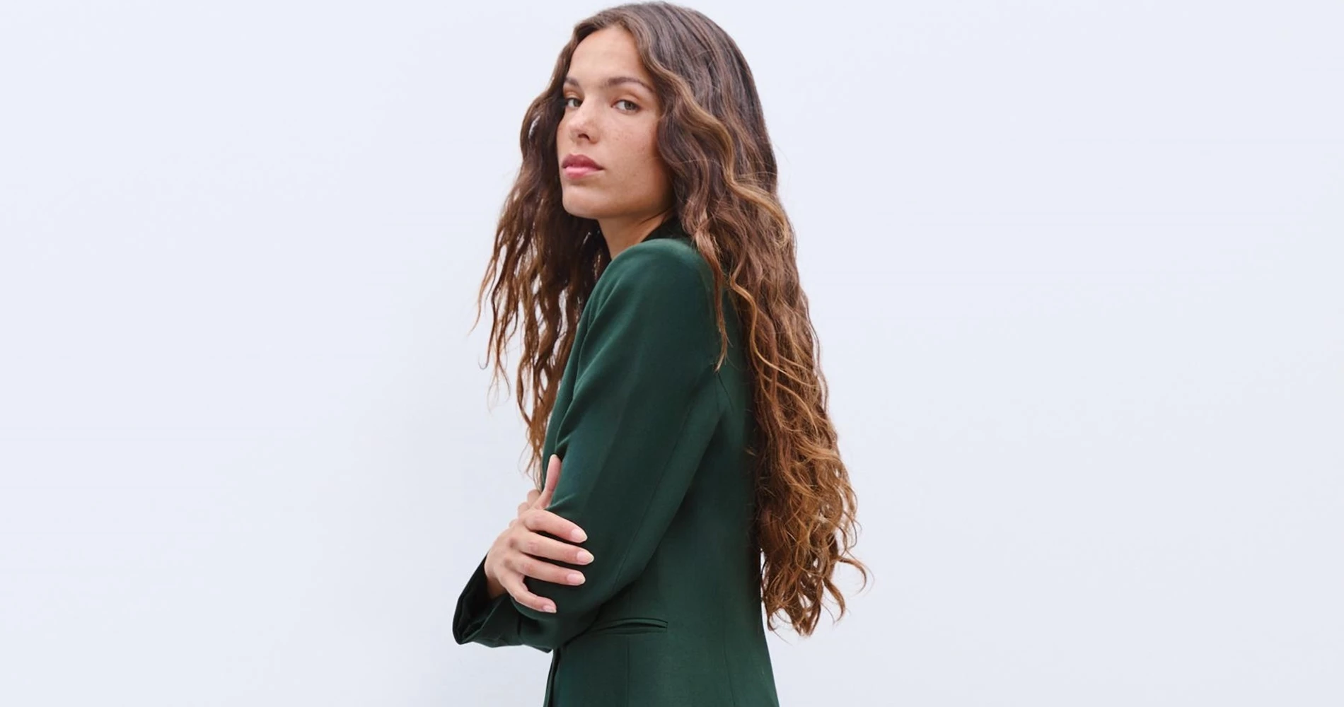 Από το γραφείο στη βραδινή έξοδο | Το πράσινο κοστούμι από τη Stradivarius που θα σε 