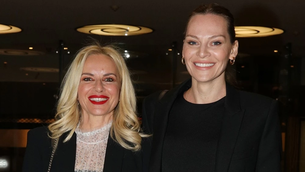 Μαρία Μπεκατώρου & Υβόννη Μπόσνιακ έχουν διαφορά ... ύψους | Τα χιουμοριστικά βιντεάκια στο TikTok