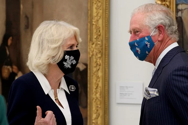 Camilla Parker Bowles | Οι μάσκες είναι το πιο στιλάτο αξεσουάρ της