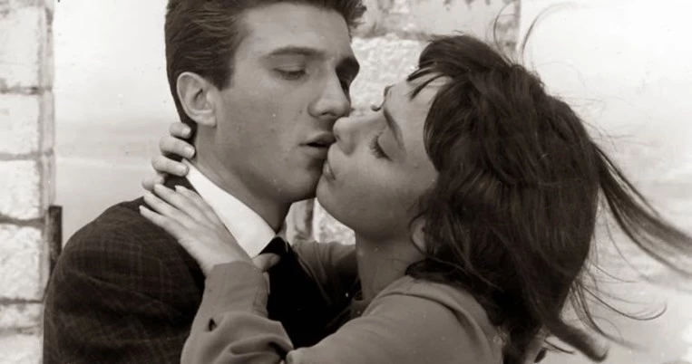 Ο γάμος της Ξένιας Καλογεροπούλου και του Γιάννη Φέρτη στο γραφικό εκκλησάκι της Καισαριανής