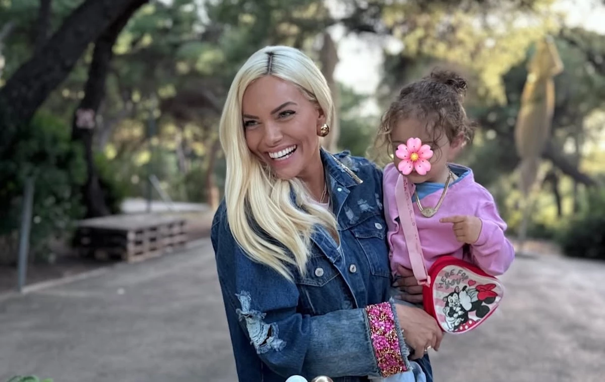 Με ροζ ολόσωμο φορμάκι και υπέροχα μπουκλάκια δίπλα στη μαμά της | Η Ιωάννα Μαλέσκου μοιράζεται την πιο cute φωτογραφία με τη Μαρίλια Δανιά