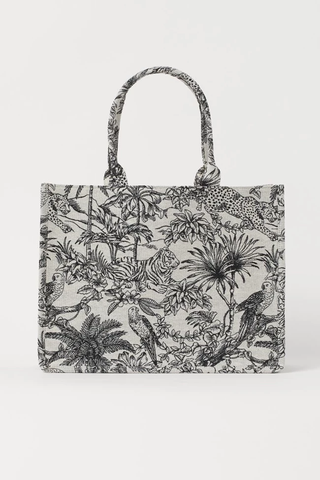Αυτή η κομψή τσάντα από το H&M χωρά όλα όσα χρειάζεσαι στην παραλία