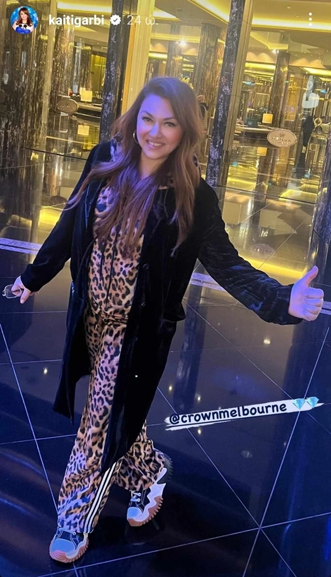 Η Καίτη Γαρμπή στη Μελβούρνη με animal print φόρμες