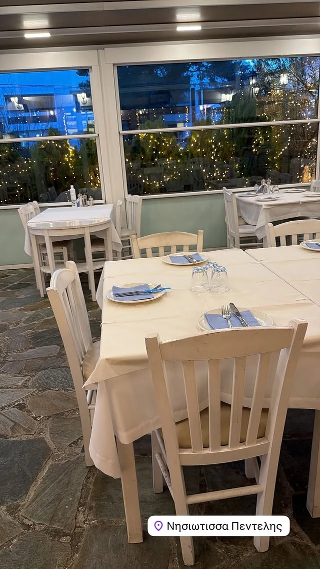 Η Ελένη Τσολάκη σε ψαροταβέρνα