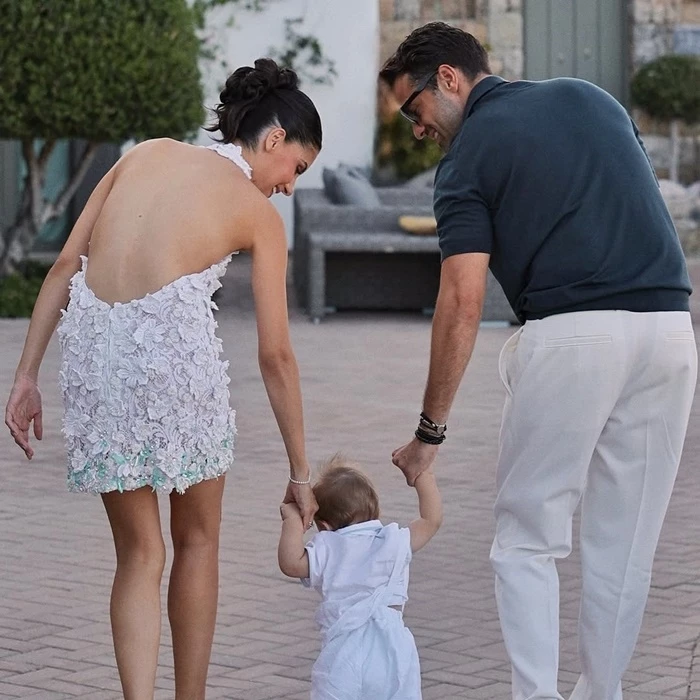 Η Αλεξάνδρα Νίκα με μίνι halter φόρεμα