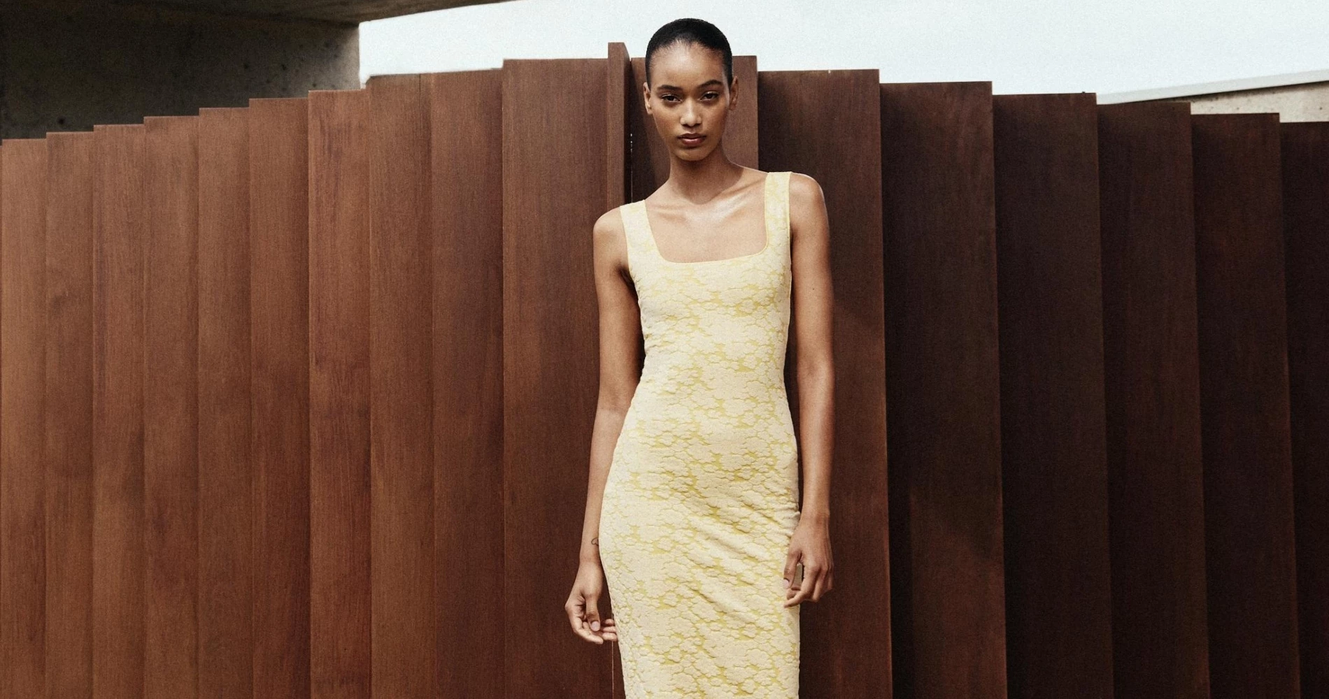 Αυτό το floral φόρεμα στην απόχρωση του butter yellow είναι το ρομαντικό piece που χρειάζεσαι για ένα καλοκαιρινό ραντεβού