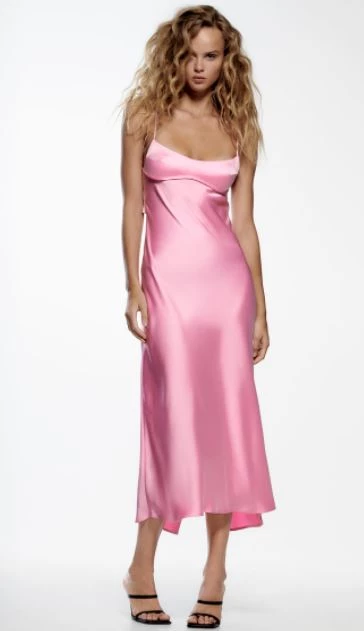 Το ροζ slip dress από τα Zara που έγινε viral στο Tik Tok