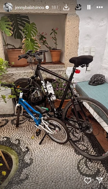 Στην Πάτμο η Τζένη Μπαλατσινού | Η βόλτα με το ποδήλατο με τον 4 ετών γιο της, Παναγιώτη-Αντώνιο