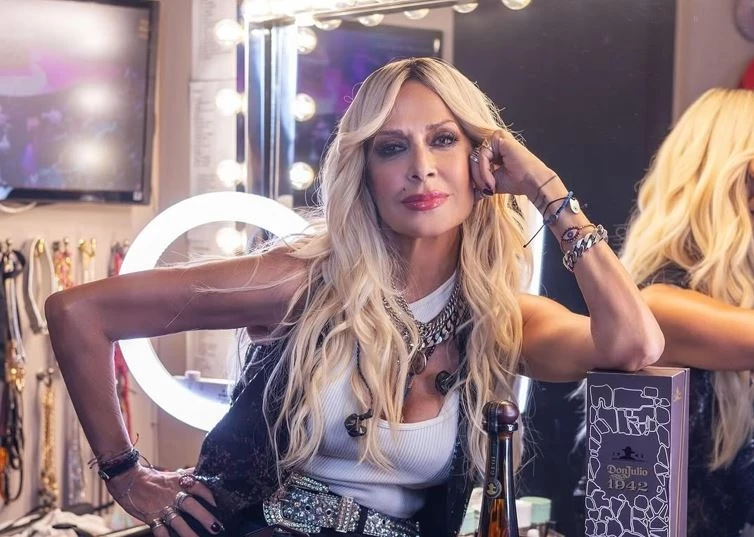 Ακόμα στο Κάπρι | Η Άννα Βίσση ποζάρει με τη Δήμητρα και τον Γιάννη Κούστα