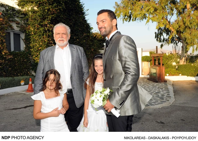 Τζένη Καζάκου | Δείτε τη παρανυφάκι στον γάμο του πατέρα της, Κωνσταντίνου Καζάκου, σε ηλικία 9 ετών