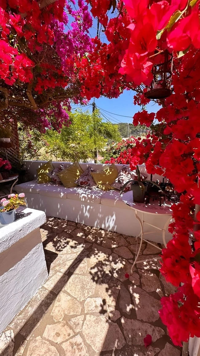 Χριστόφορος Παπακαλιάτης - Το φωτεινό εξοχικό του στους Παξούς με το μαρμάρινο τραπέζι 4 Χριστόφορος Παπακαλιάτης | Το φωτεινό εξοχικό του στους Παξούς με το μαρμάρινο τραπέζι