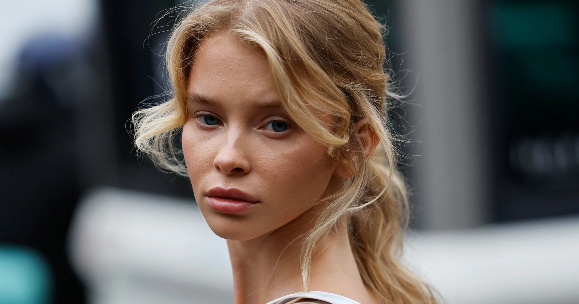 Το contouring μόλις απέκτησε το πιο effortless twist — και χρειάζεσαι μόνο ένα μολύβι χειλιών