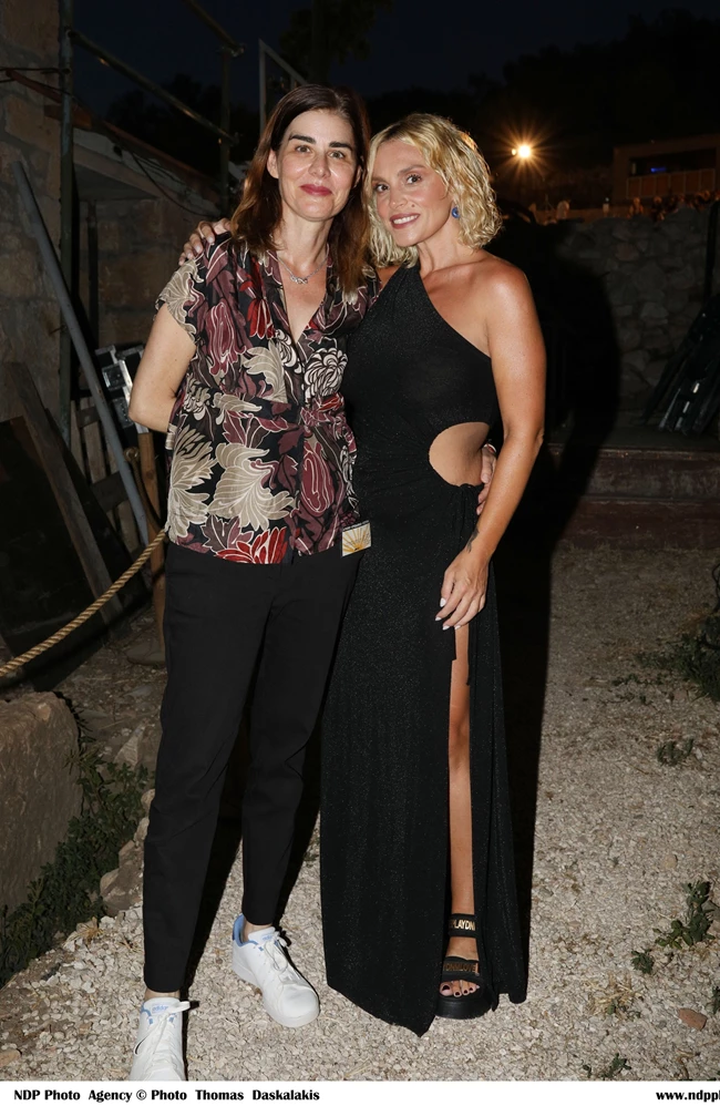 Ελεωνόρα Ζουγανέλη | Tόλμησε το βαθύ σκίσιμο σε μαύρο φόρεμα - Η εμφάνιση στην Επίδαυρο