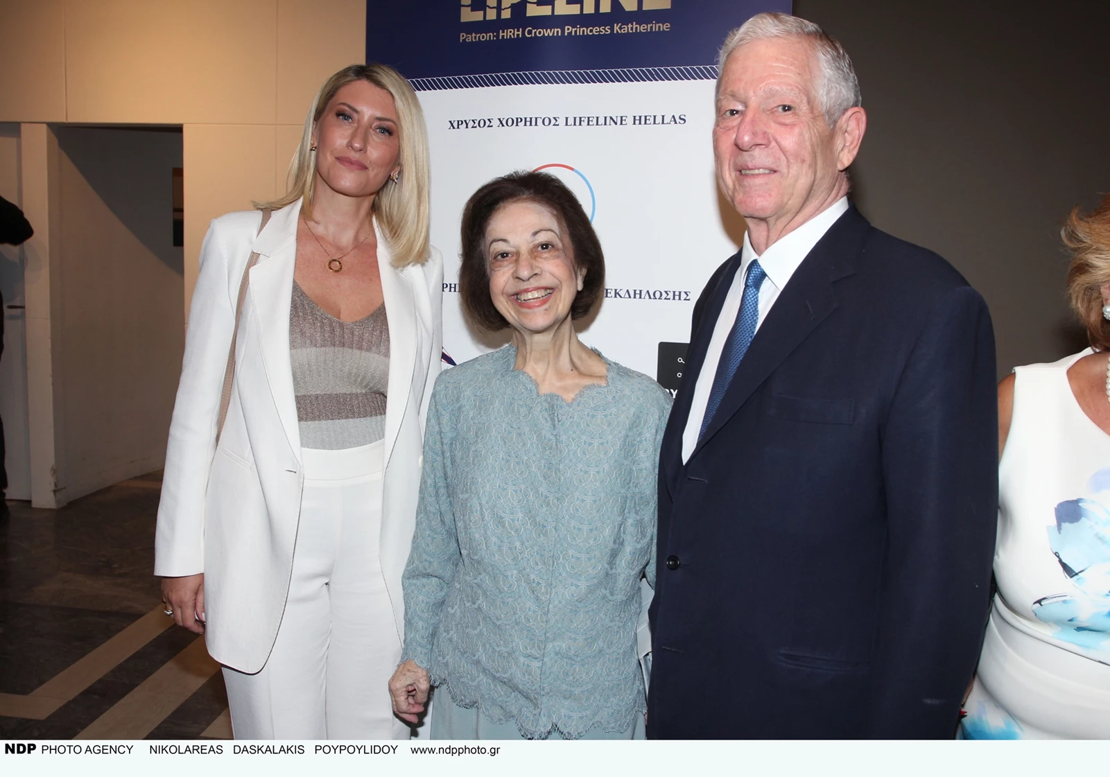 Σία Κοσιώνη | Κομψή εμφάνιση στα λευκά σε φιλανθρωπικό gala στο Μικρολίμανο