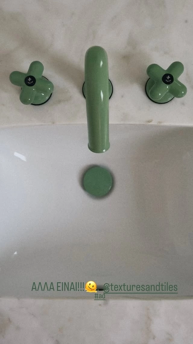 Η Μαίρη Συνατσάκη δείχνει το ανακαινισμένο μπάνιο της