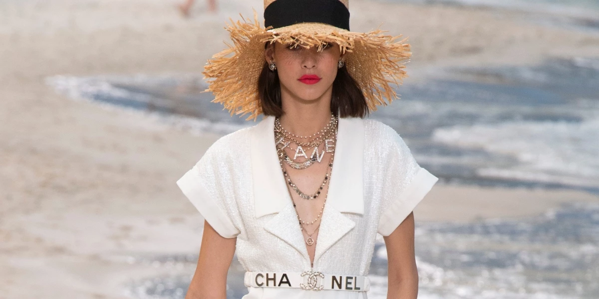 Σκέφτεσαι πώς θα ντυθείς κομψά στο γραφείο τώρα που έχει ζέστη; Η Αθηνά Οικονομάκου δημιούργησε το ιδανικό look