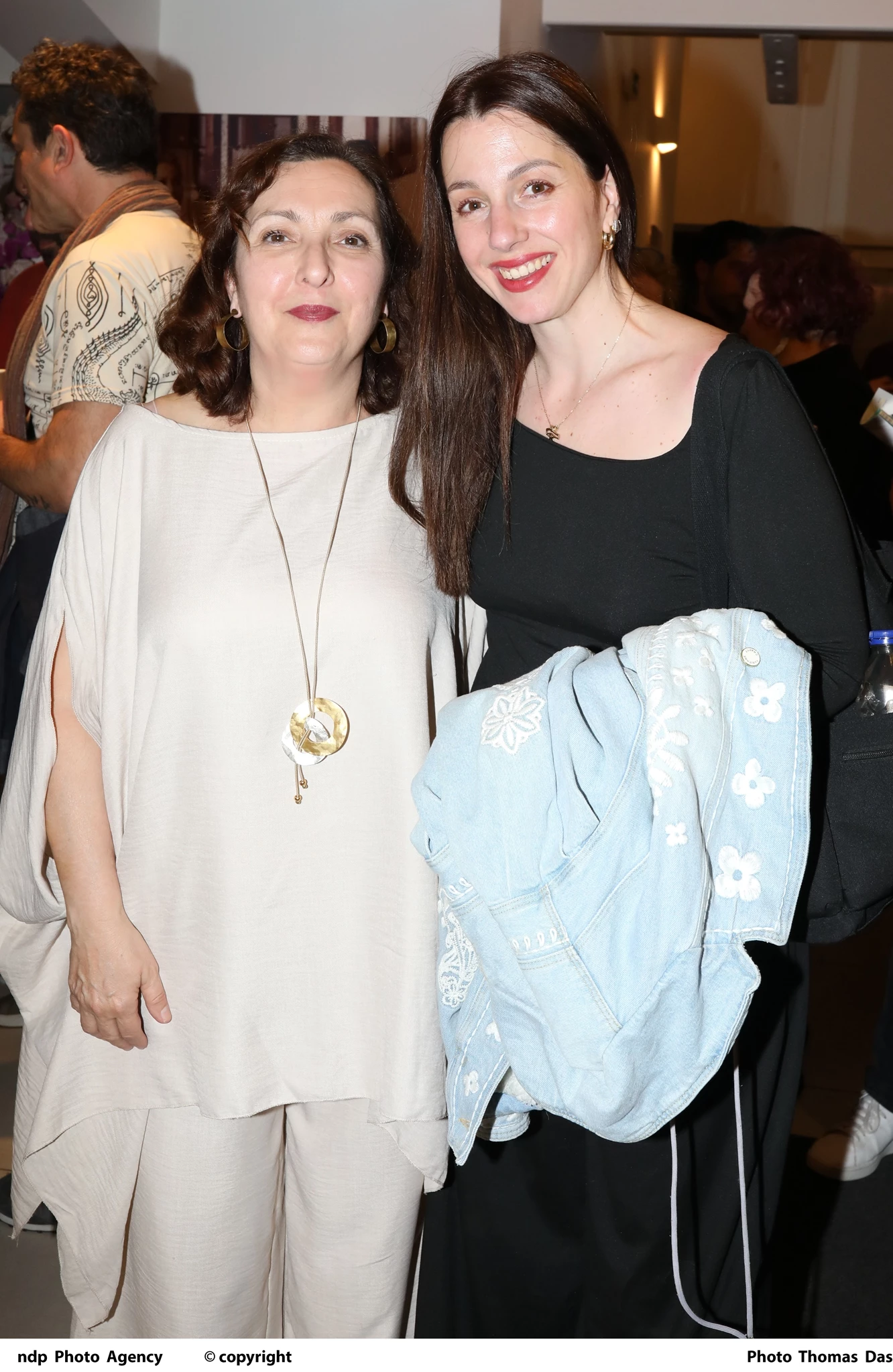 Αμαλία Αρσένη | Με total black σύνολο η κόρη της Λούκας Κατσέλη σε θεατρική πρεμιέρα