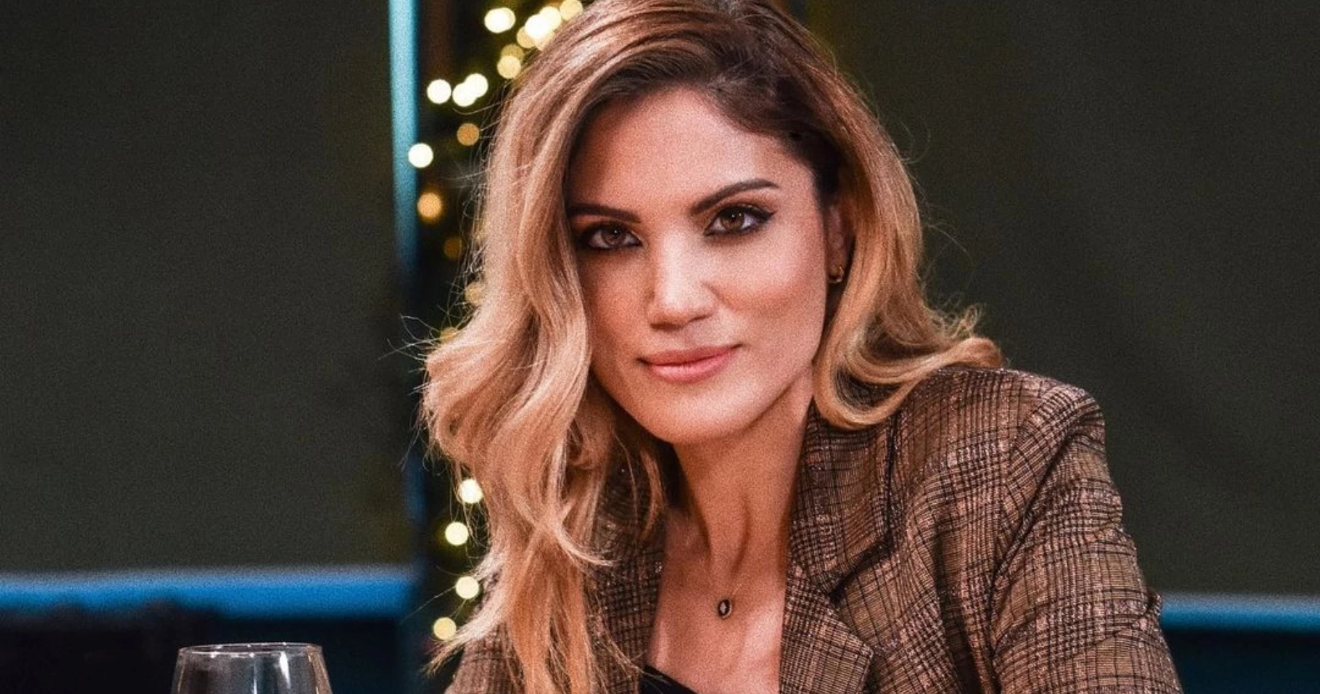 Η Μαίρη Συνατσάκη μας βάζει σπίτι της - Η πολύχρωμη βιβλιοθήκη της