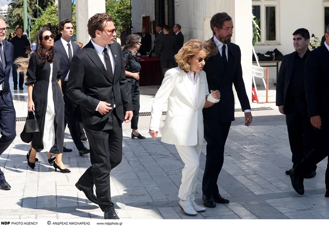 Στα λευκά η σύζυγός του πρίγκιπα Μιχαήλ που κηδεύεται τώρα