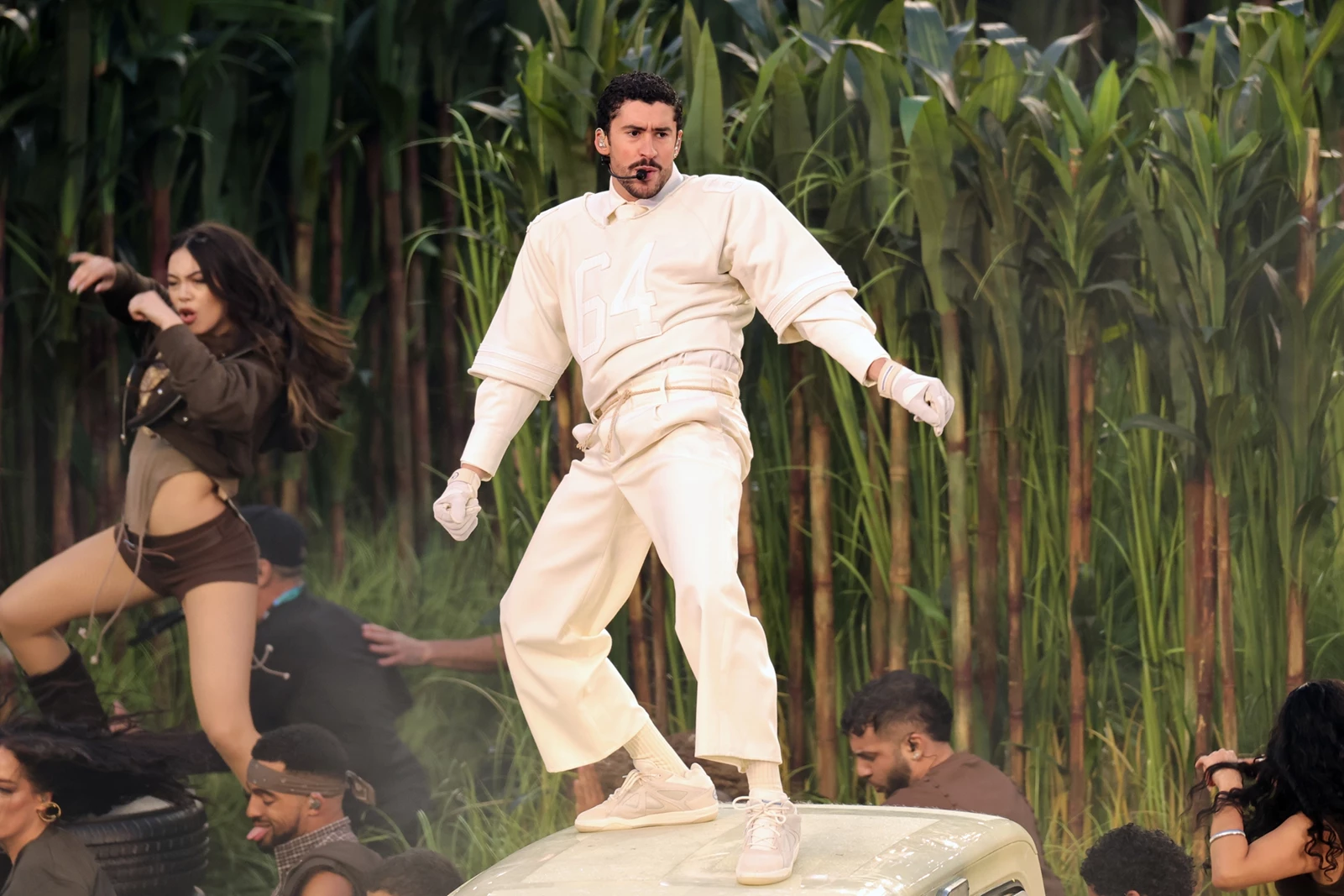 Bad Bunny | Το κρεμ σύνολο Zara που φόρεσε στον τελικό του Super Bowl κρύβει ένα σημαντικό μήνυμα