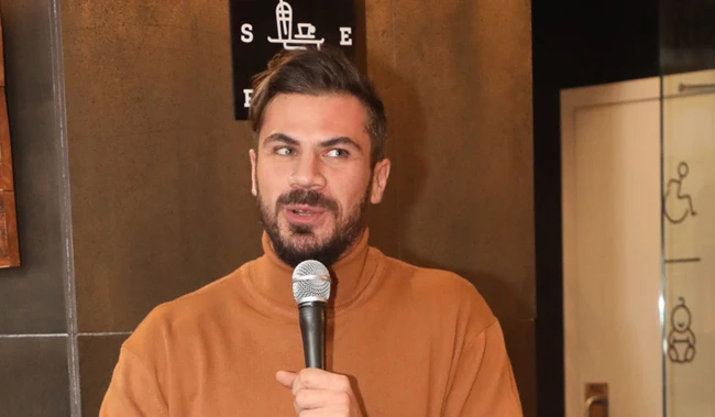 Άκης Πετρετζίκης