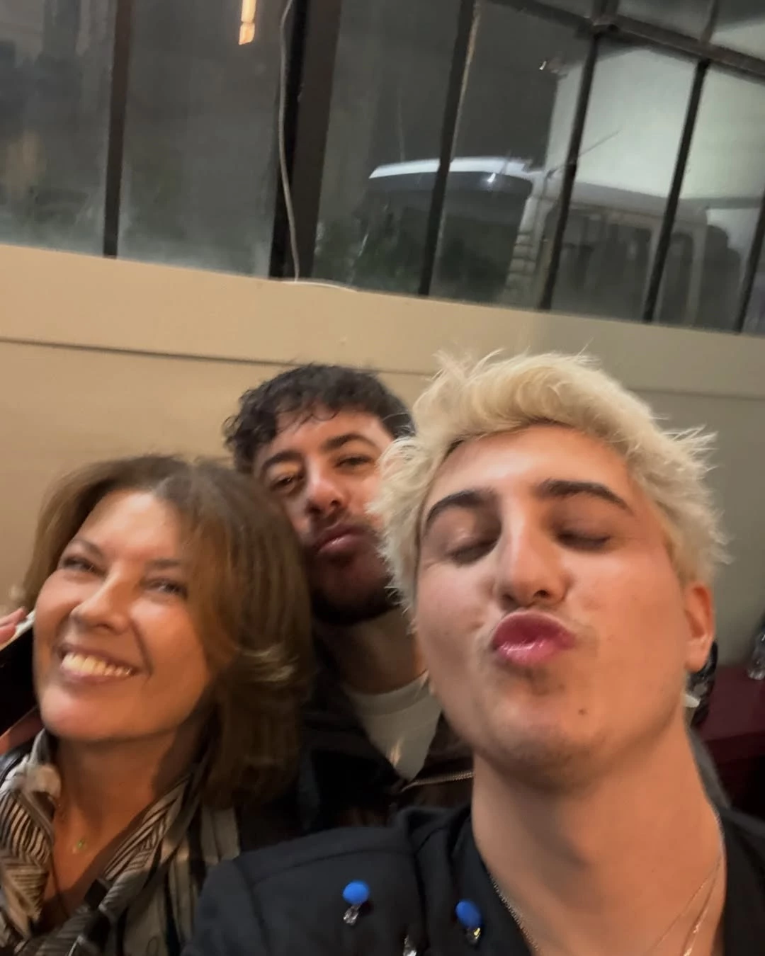 Ο Good Job Nicky ποζάρει με τη Σοφία Αλιμπέρτη & τον αδερφό του, Μιχαήλ | Το μήνυμα πριν τον μεγάλο τελικό της Eurovision