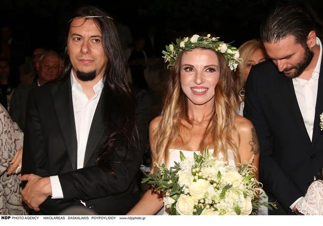 Η Ευρυδίκη ήταν η πιο cool και ροκ νύφη της ελληνικής showbiz | Το strapless νυφικό και το λουλουδένιο στεφάνι στα μαλλιά