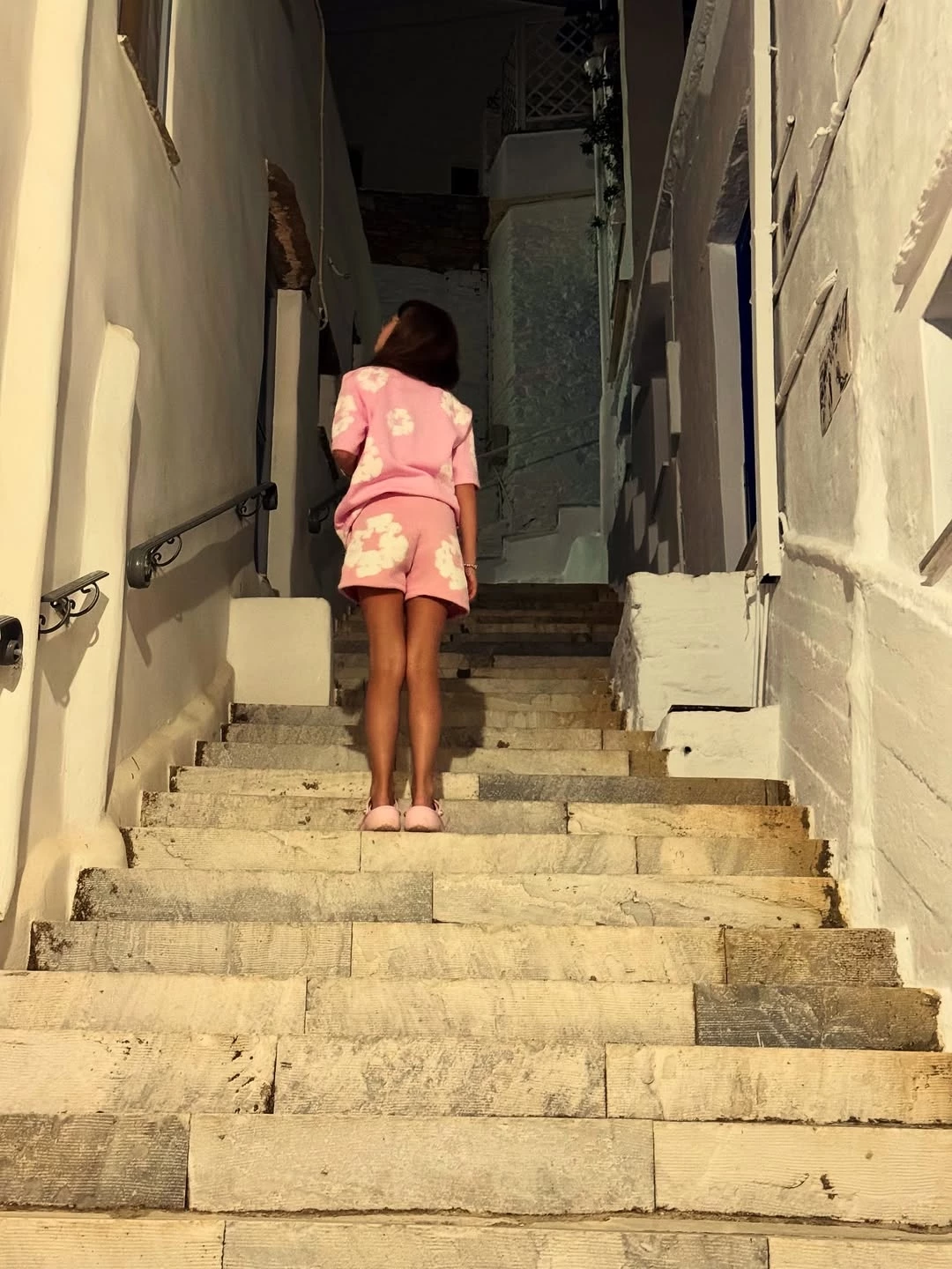 Εύα Τσιμιτσέλη | Ποζάρει ντυμένη στα ροζ σε κυκλαδίτικο σοκάκι